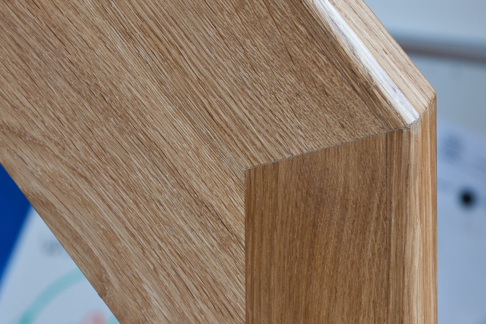 Detail van de verstekverbinding in de eikenhouten trapleuning.