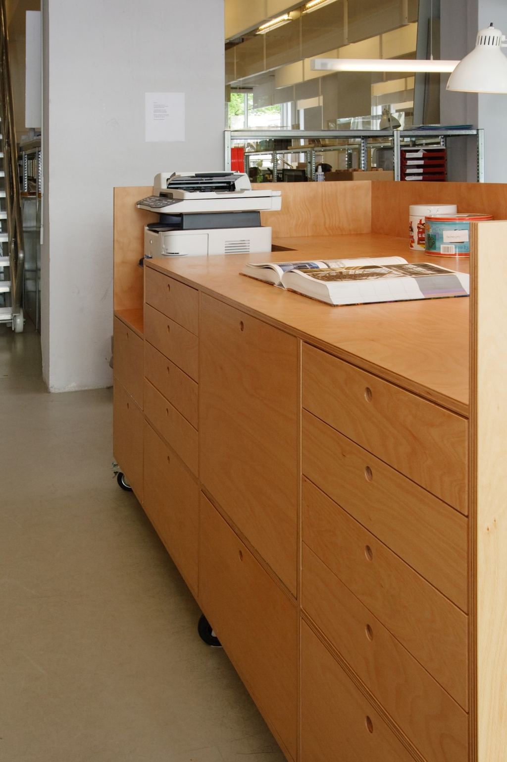 Verrijdbare ladekast van beuken multiplex met ronde uitgespaarde grepen.