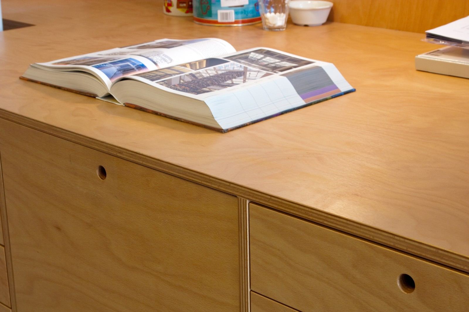 Detail van de hoek en de ronde greepgaten in de lades.