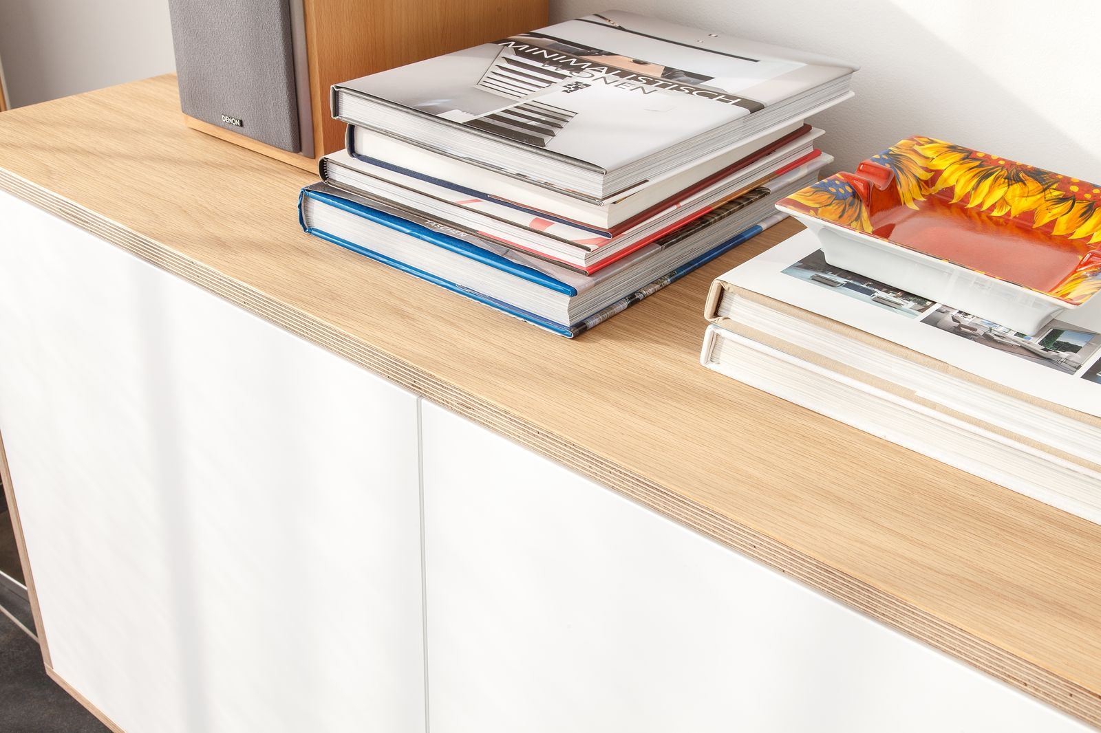 Close-up van het eiken bovenblad met een stapel boeken.