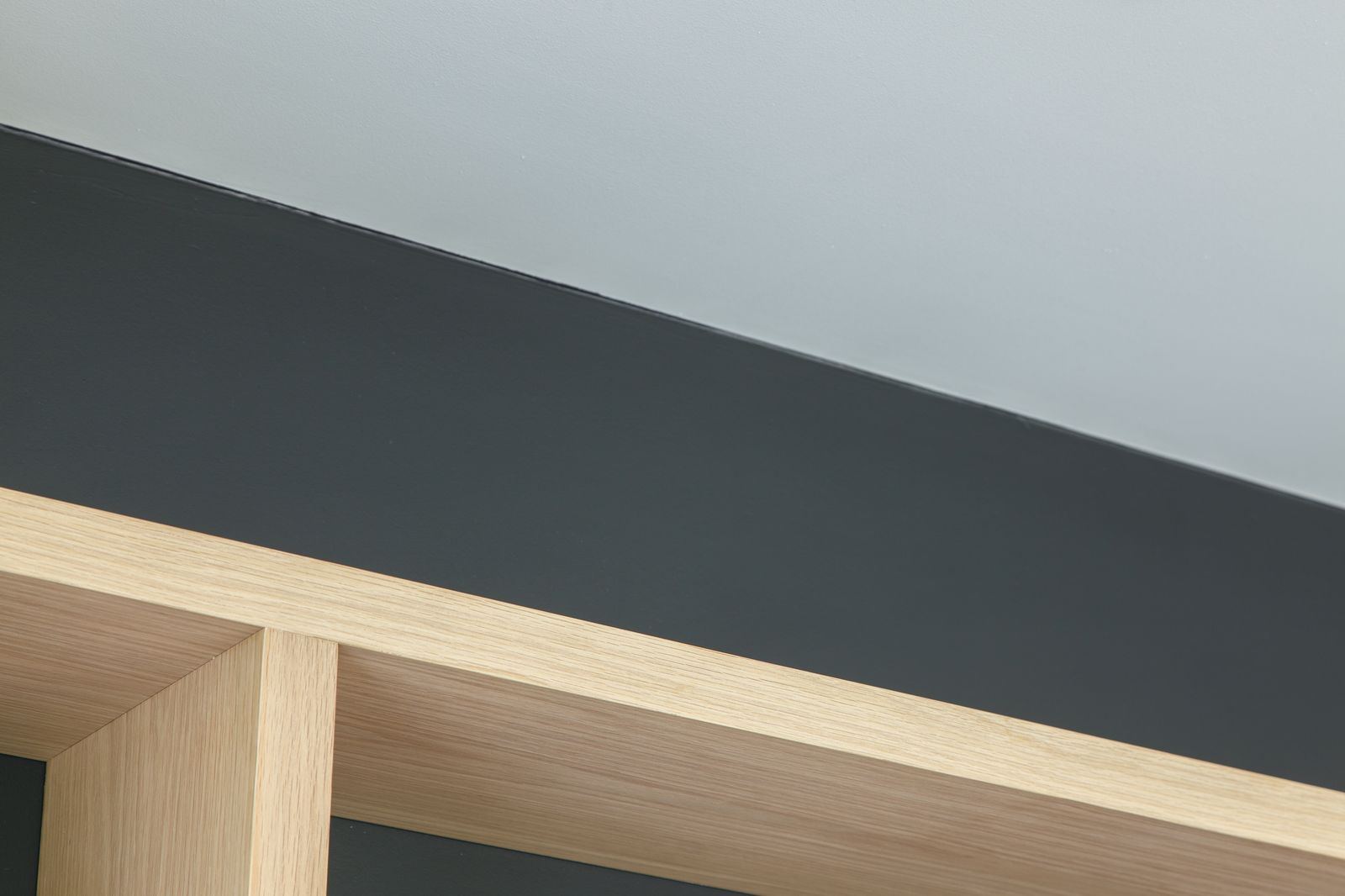 Abstracte close-up van een eikenfineer plank tegen het plafond.