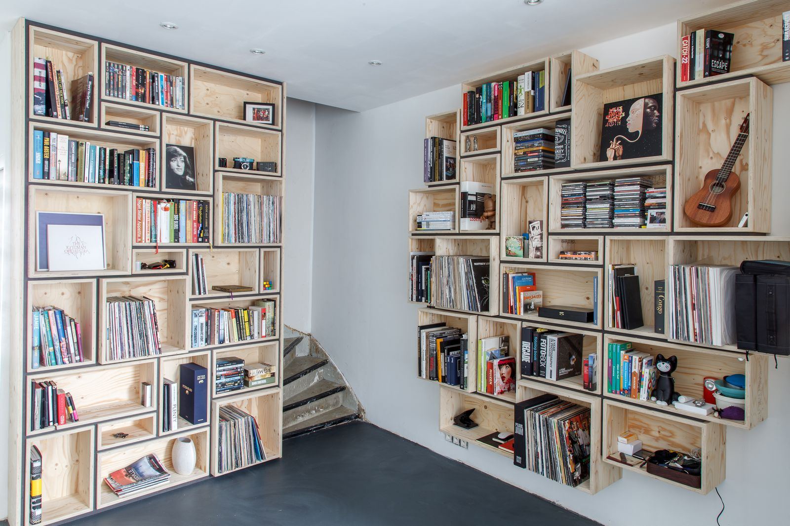 Boekenkast van vuren multiplex met een raster van verspringende vakken.