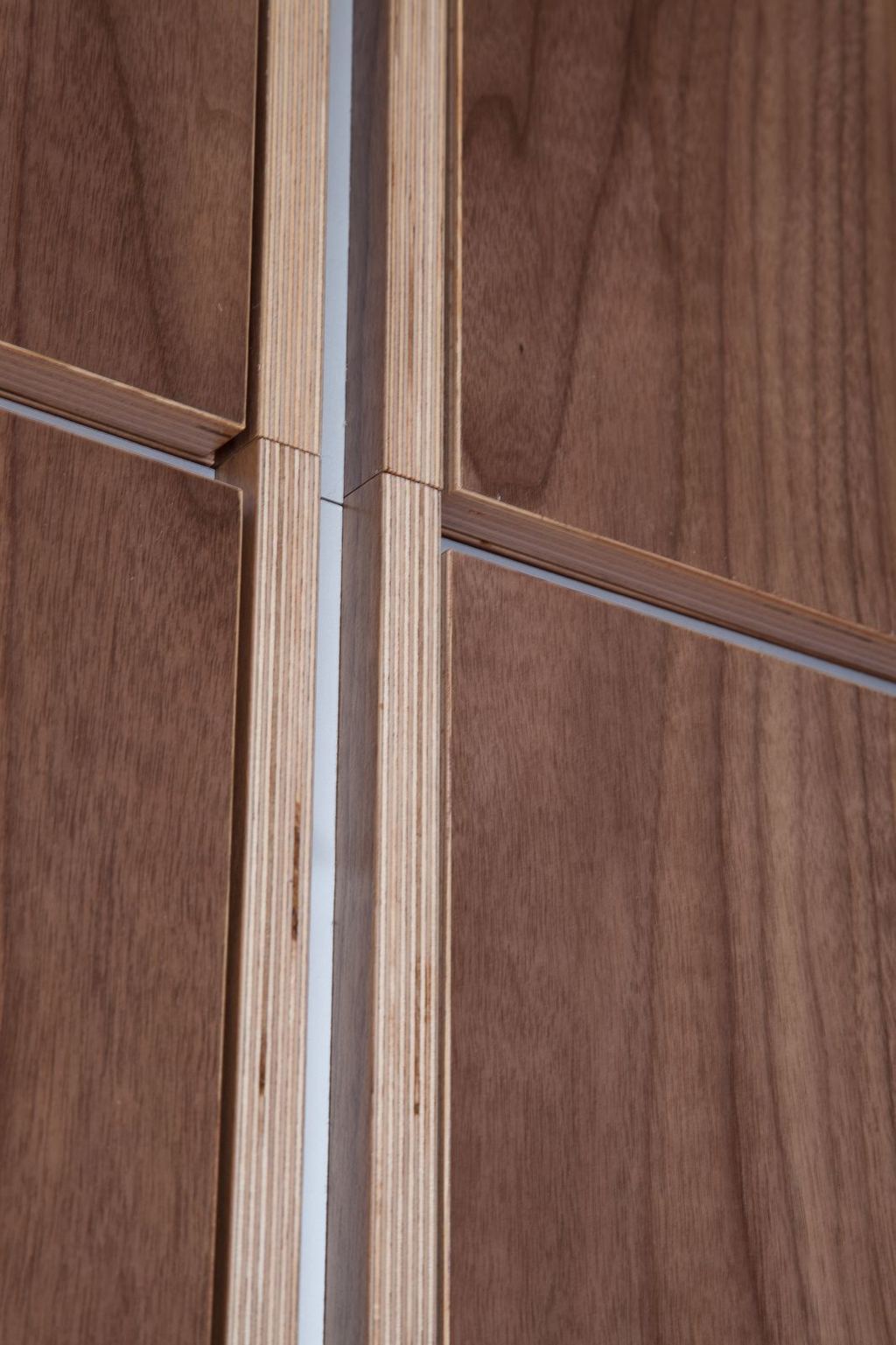 Close-up van de kruisende aluminium sierstrips in de kast.