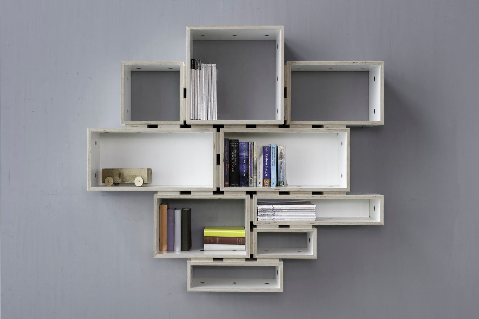 Wit vakkenrooster met tijdschriften, boeken en de letters A en Z.
