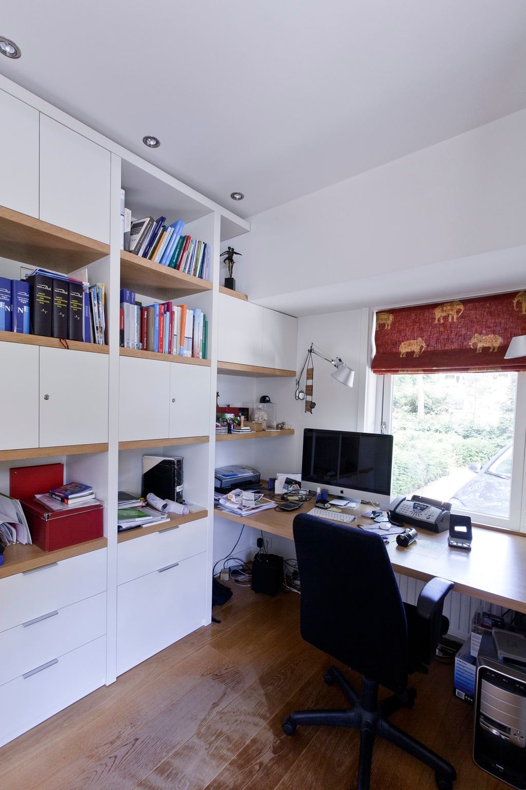 Wandkast met eiken planken die overloopt in het bureaublad.