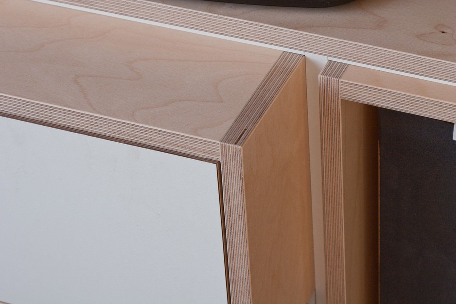 Detail van de witte accentstrip tussen de kastdelen van de bergkast.