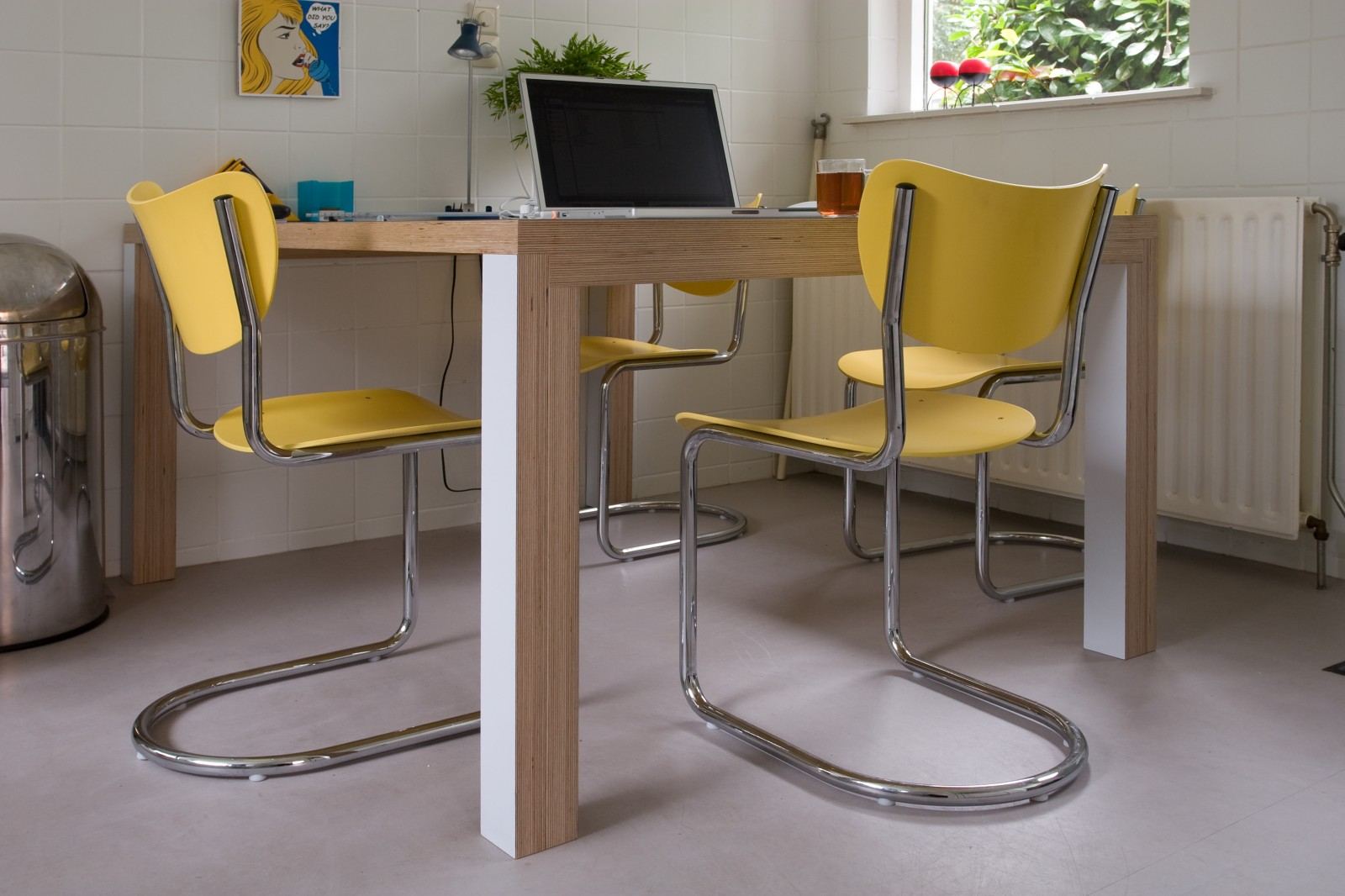 Keukentafel met wit blad en gestapelde multiplex poten.