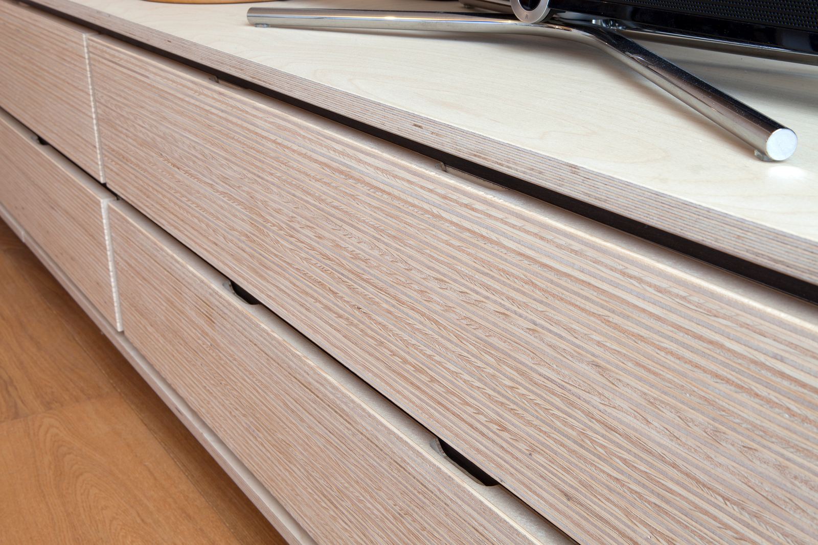 Detail van de geïntegreerde greep in de plexwood ladefronten.