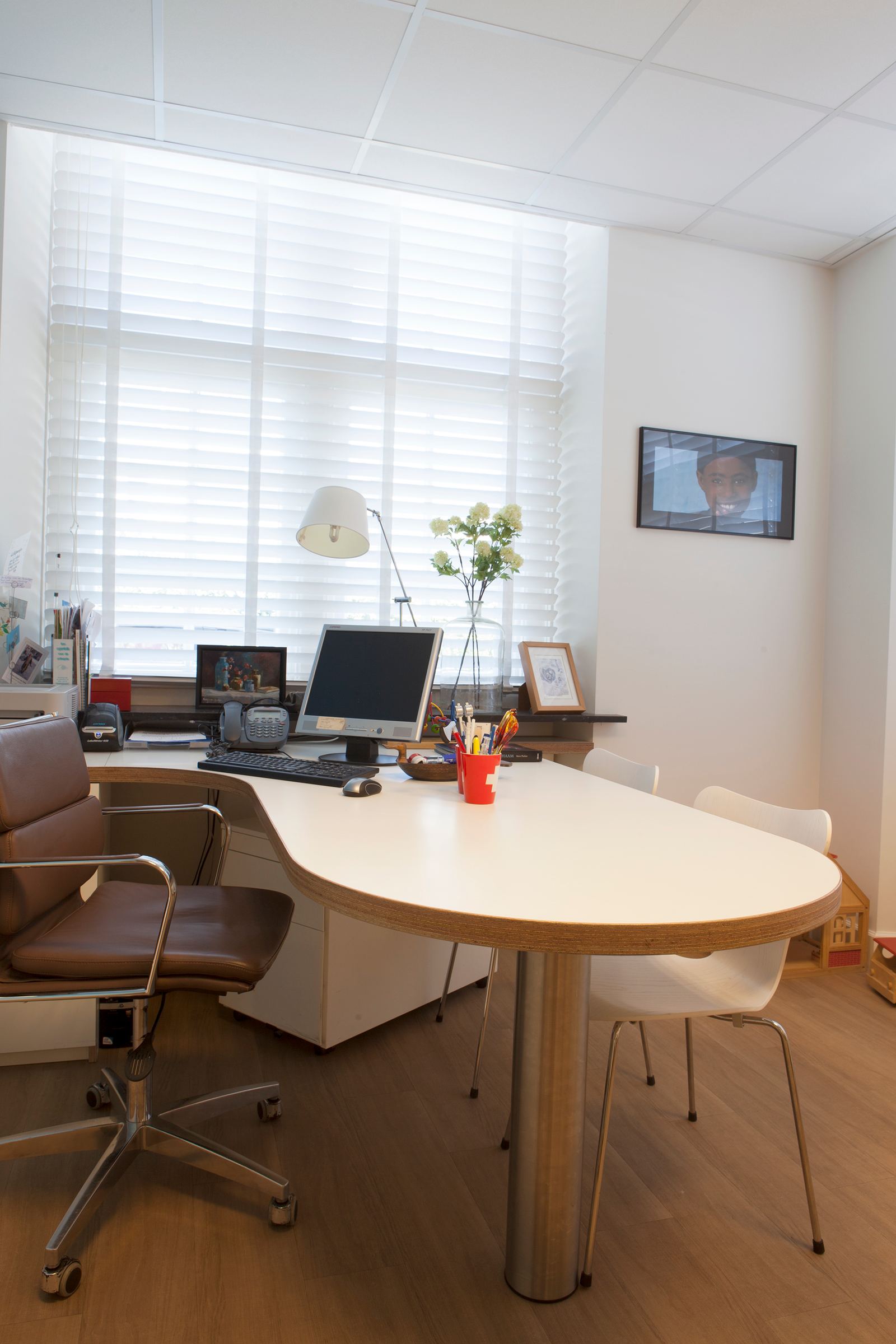Bureau met ronde vorm en een aansluitende ladenkast in wit HPL.